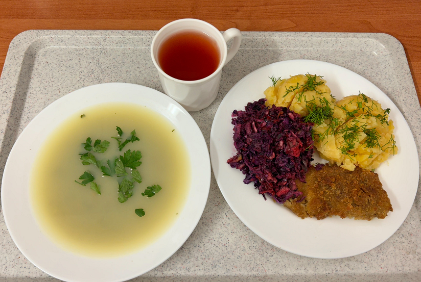 na zdjęciu znajduje się: Szpinakowa z zacierką, Ziemniaki, Ryba smażona (dorsz), Sałatka z kapusty czerwonej z olejem, Kompot owocowy